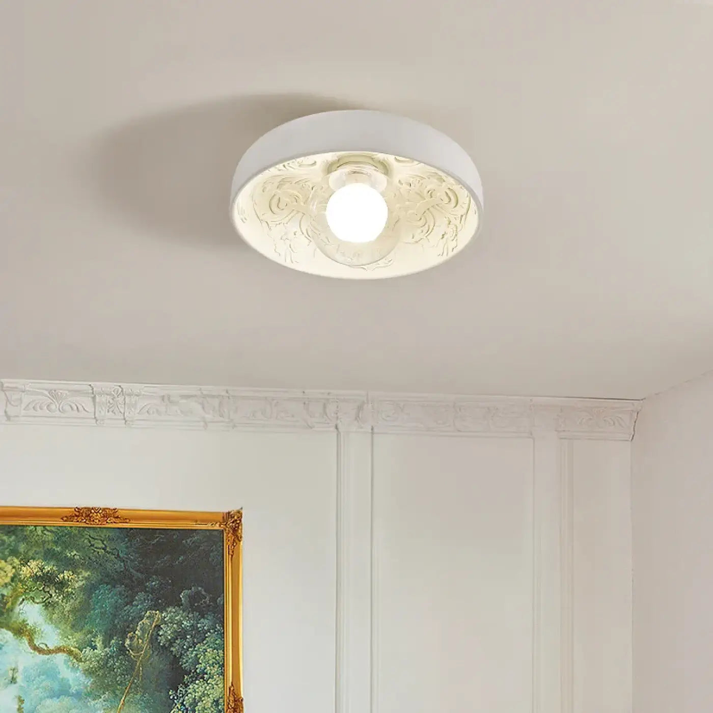 White resin ceiling light with vintage floral relief | NIGOHOL