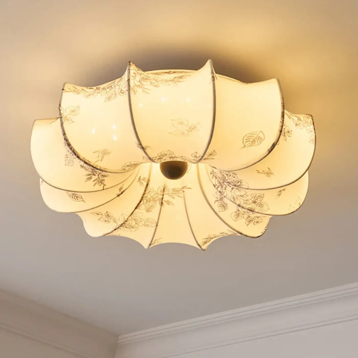 plafonnier-elegant-forme-fleur-abat-jour-tissu-imprime-luminaire-906.webp