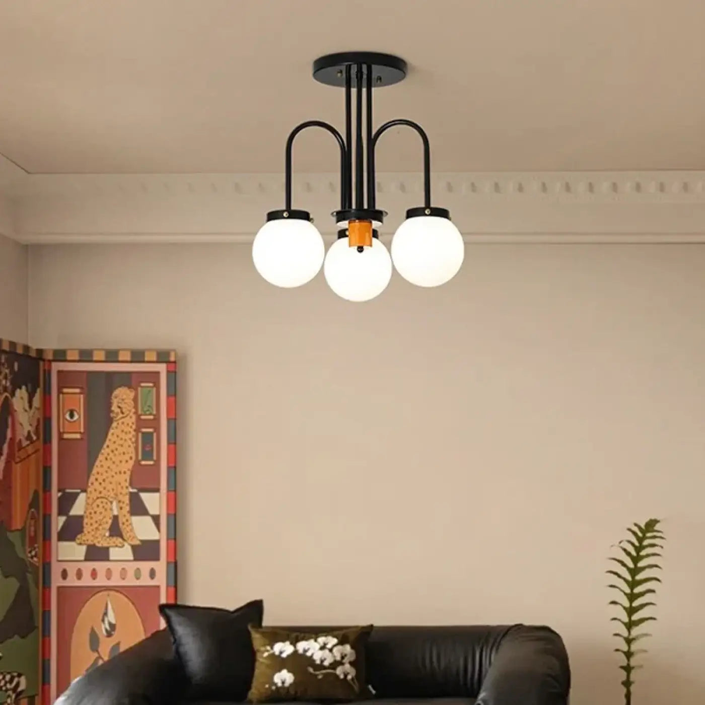 plafonnier-moderne-boules-opalines-interieur-chaleureux-noir-lor-636.webp