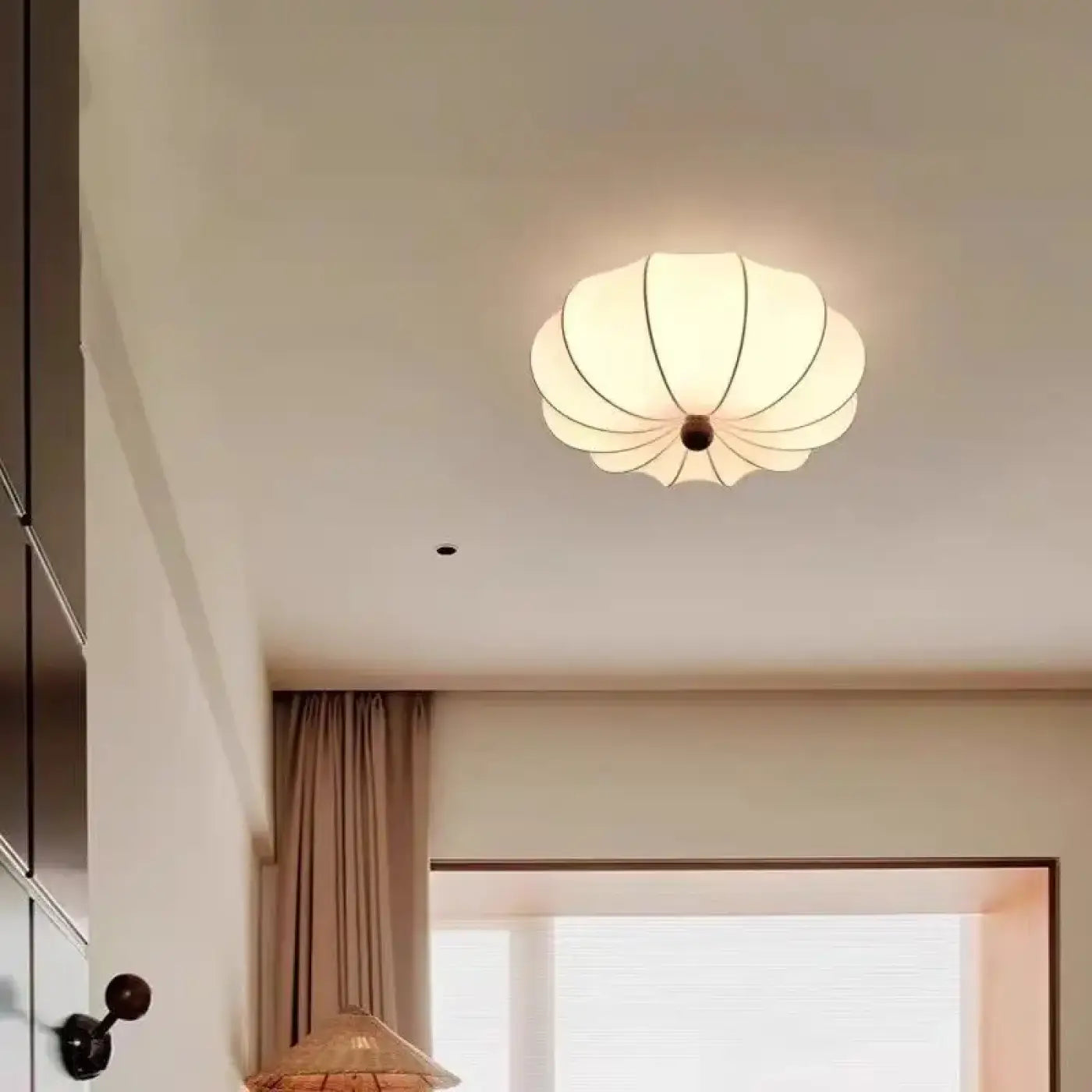 White fabric and wood flower-shaped ceiling light | DURUZU