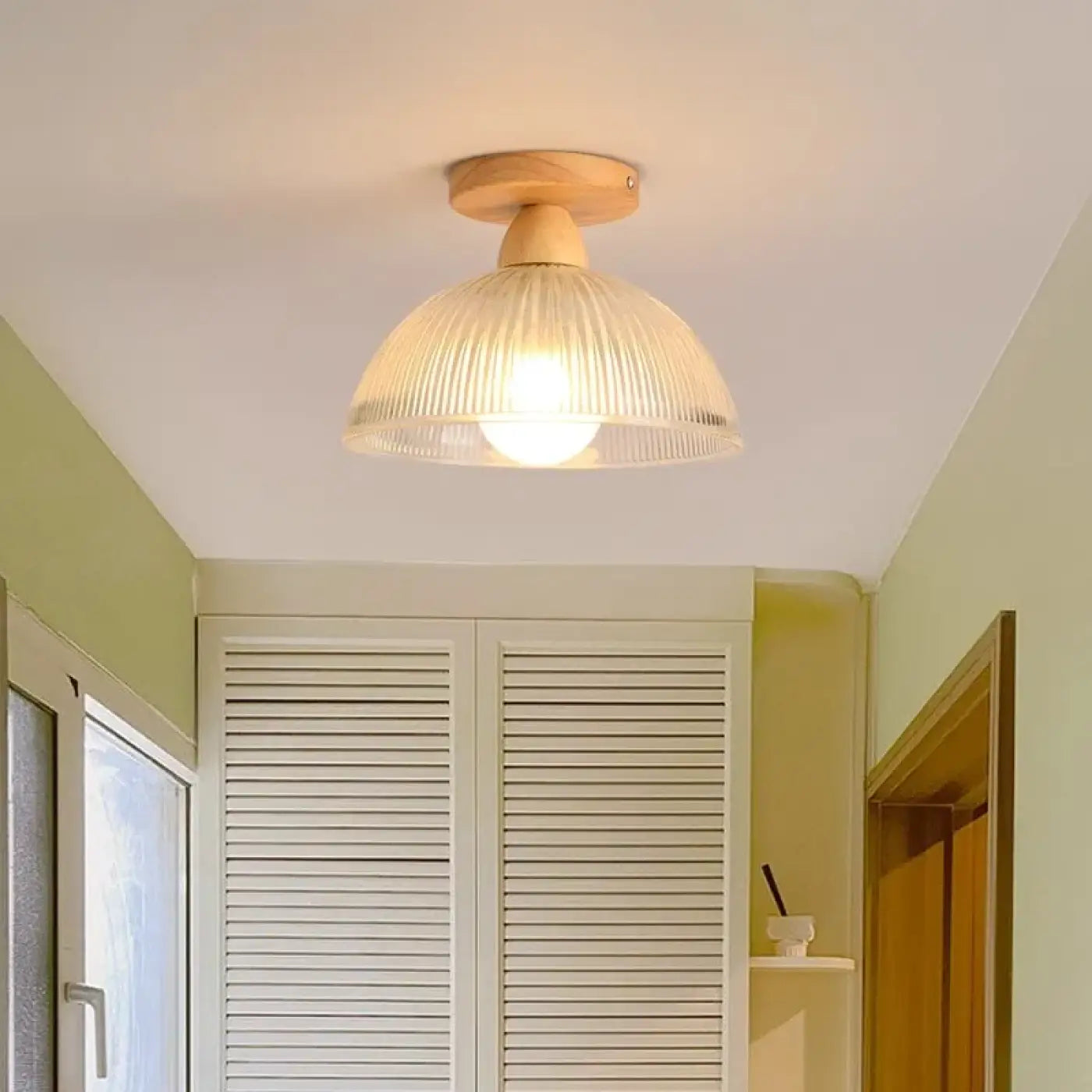 plafonnier-moderne-verre-rainure-base-bois-abat-jour-plafond-dome-599.webp