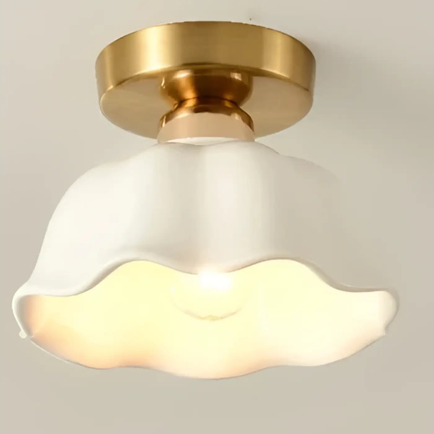 plafonnier-style-vintage-blanc-base-doree-abat-jour-verre-a-bords-351.webp