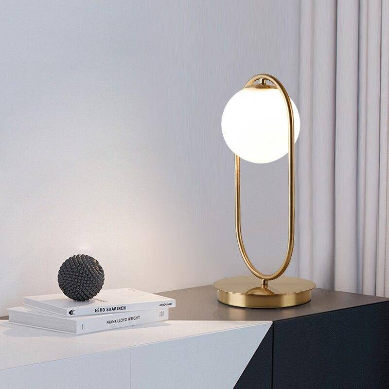 Lampe à poser design LED avec anneau en métal et boule en verre