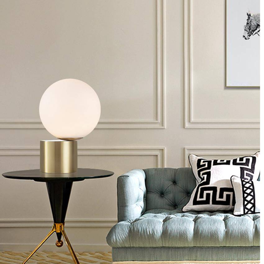 Lampe de chevet à base doré et boule en verre Moderne