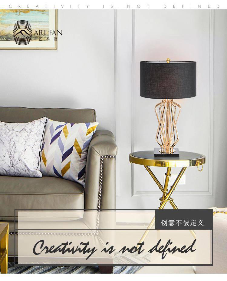 Lampe de chevet à pied design doré et abat-jour en tissu